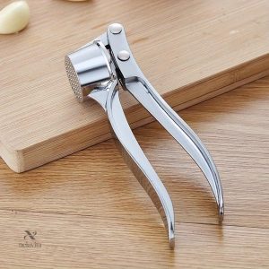 Ustensile de cuisine pour écraser l'ail facilement