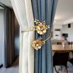 Solution pratique pour maintenir les rideaux ouverts