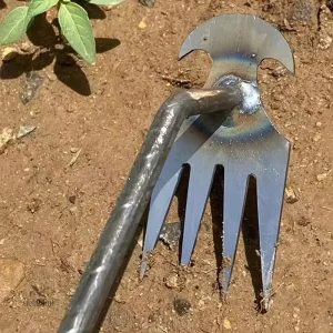 Outil de désherbage robuste pour éliminer les racines tenaces