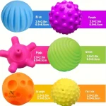 Jouets colorés pour stimuler la motricité et les sens