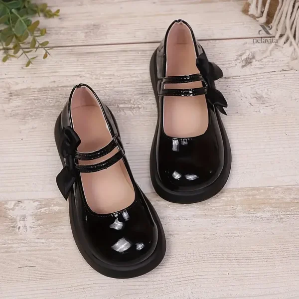 Ballerines noires avec détails en vernis et nœud