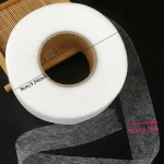 Bande thermocollante blanche pour ourlets et retouches