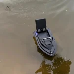 Bateau télécommandé pour pêche avec chargement d'appâts