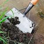 Outil de désherbage avec manche en bois pour potager