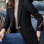 Veste à boutons, un essentiel du dressing féminin