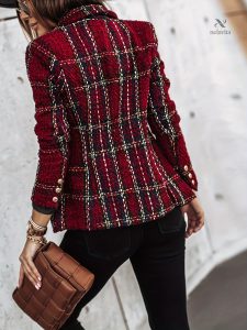Vêtement féminin à carreaux avec coupe raffinée