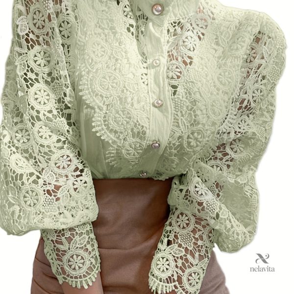 Blouse chic avec accents de dentelle