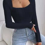 Body féminin col carré, pièce essentielle de garde-robe