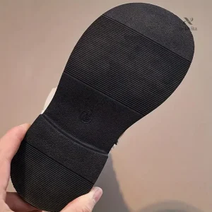 Chaussures élégantes pour l'hiver, bottes filles noires