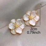 Boucles d’oreilles fleurs dorées et nacrées pour femme