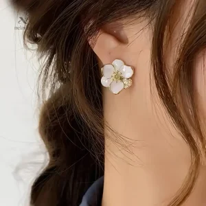 Boucles d’oreilles florales dorées avec détails nacrés