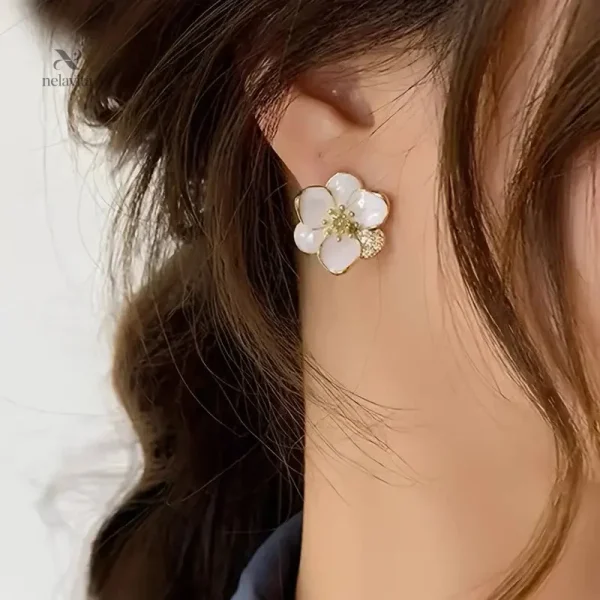 Boucles d’oreilles florales dorées avec détails nacrés