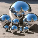 Sculpture moderne réfléchissante pour extérieur et terrasse