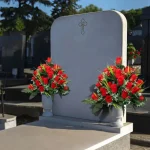 Roses rouges en hommage pour tombes ou urnes d'animaux