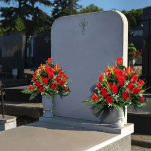 Roses rouges en hommage pour tombes ou urnes d'animaux