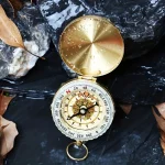 Boussole vintage en laiton avec couvercle pour la navigation