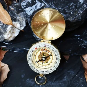 Boussole vintage en laiton avec couvercle pour la navigation
