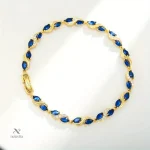 Bijou raffiné en or avec détails en cristal bleu