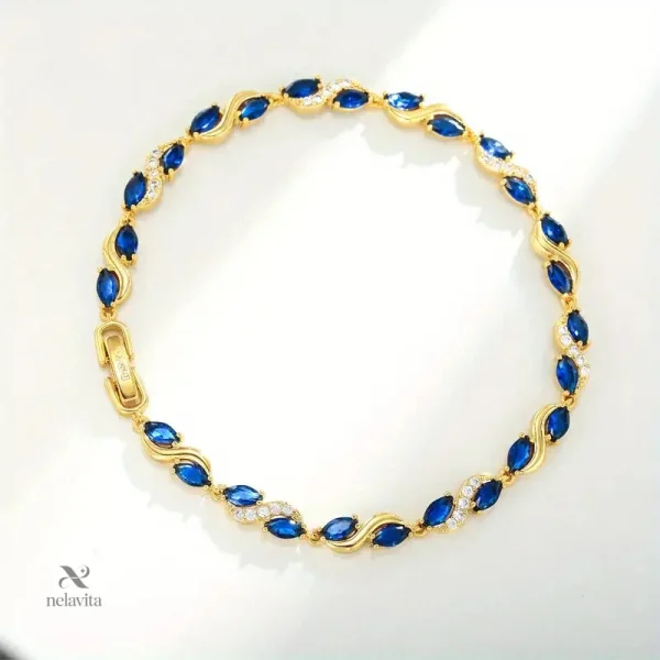 Bijou raffiné en or avec détails en cristal bleu