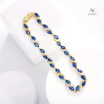 Accessoire femme doré, orné de cristaux bleus brillants