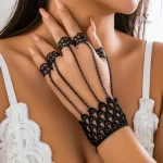 Bracelet élégant noir pour une tenue gothique féminine