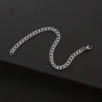Accessoire masculin en acier argenté, design chic
