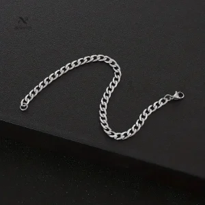 Accessoire masculin en acier argenté, design chic