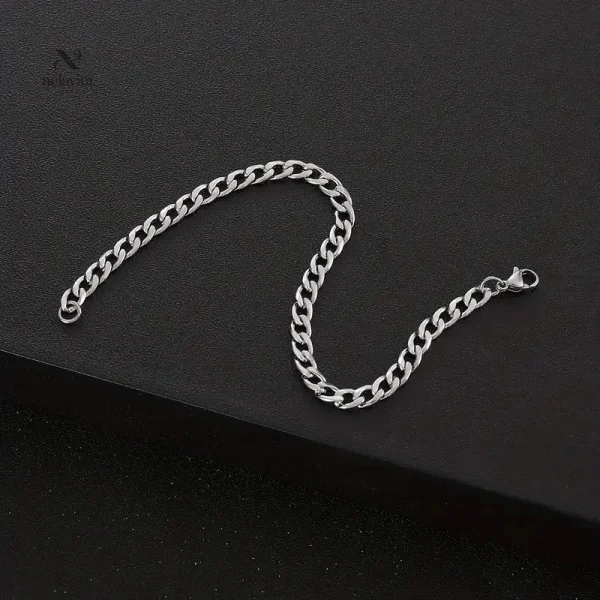 Accessoire masculin en acier argenté, design chic