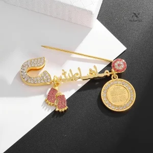 Broche dorée avec strass et pendentifs orientaux élégants
