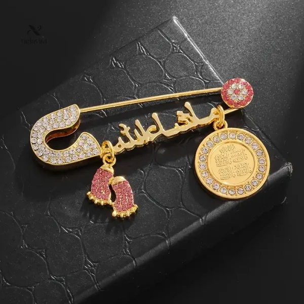Pin’s calligraphique en or avec décorations raffinées