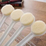 Accessoire de bain pour les zones difficiles d'accès