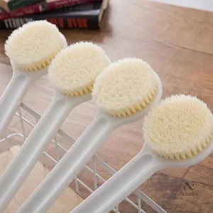 Accessoire de bain pour les zones difficiles d'accès