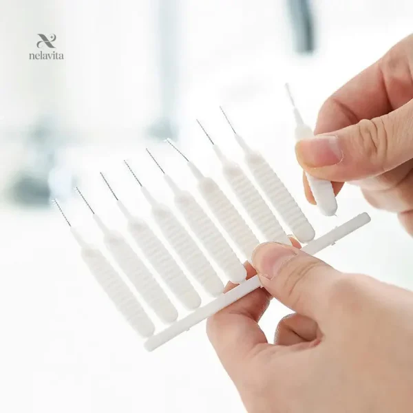 Brosse de salle de bain pour maintenir le pommeau propre et net