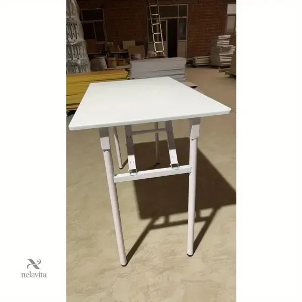 Surface de travail moderne, design épuré et fonctionnel