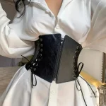 Ceinture chic noire, parfait pour rehausser une tenue