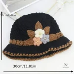 Chapeau cloche noir en crochet avec fleurs décoratives