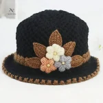 Accessoire féminin en crochet avec motifs floraux