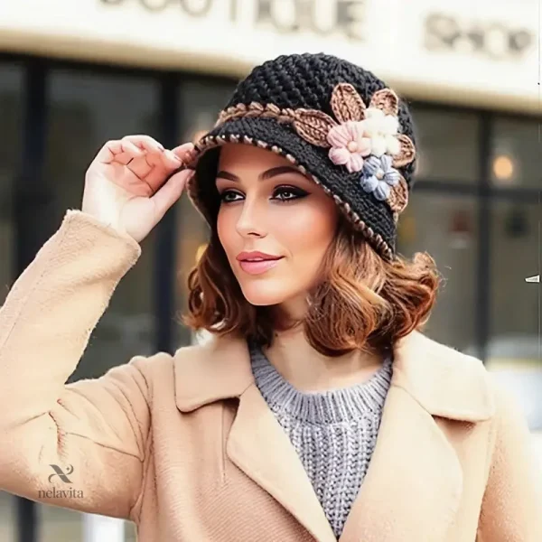 Chapeau cloche noir, parfait pour les journées ensoleillées