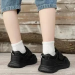 Chaussures noires garçon avec fermeture scratch pratique