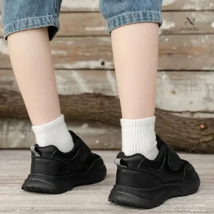 Chaussures noires garçon avec fermeture scratch pratique