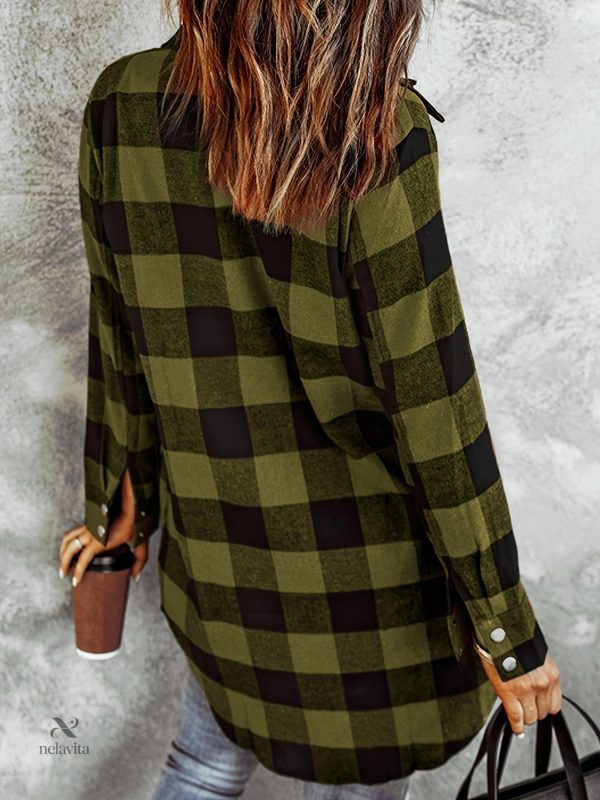 Chemise légère à carreaux pour un look estival