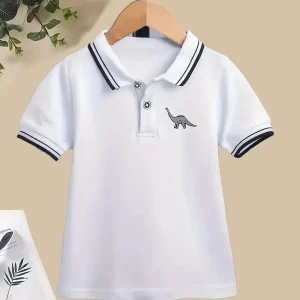 Chemise polo garçon bleu marine à col tricolore et motif dinosaure – tenue élégante et décontractée