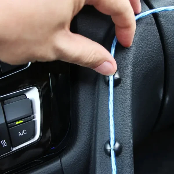 Accessoire intérieur pour maintenir les câbles en ordre
