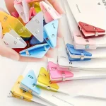 Pinces triangulaires pour rangement efficace et stylé