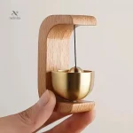 Cloche zen en bois et laiton pour une ambiance apaisante