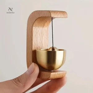 Cloche zen en bois et laiton pour une ambiance apaisante