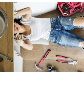 Coffret d’outils dans une boîte rose, idéal pour le bricolage