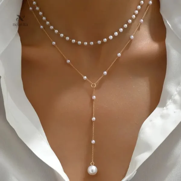 Collier doré à double rang avec perles blanches