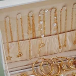 Bijoux dorés pour mariages et événements festifs