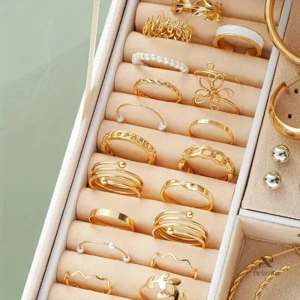 Accessoires de fête : colliers et bracelets dorés raffinés